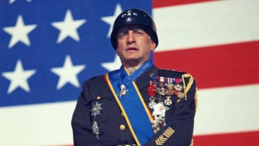 La icónica imagen de George Scott como el general Patton, con la gran bandera estadounidense al fondo. Patton definía al pueblo americano como muy favorable a la guerra