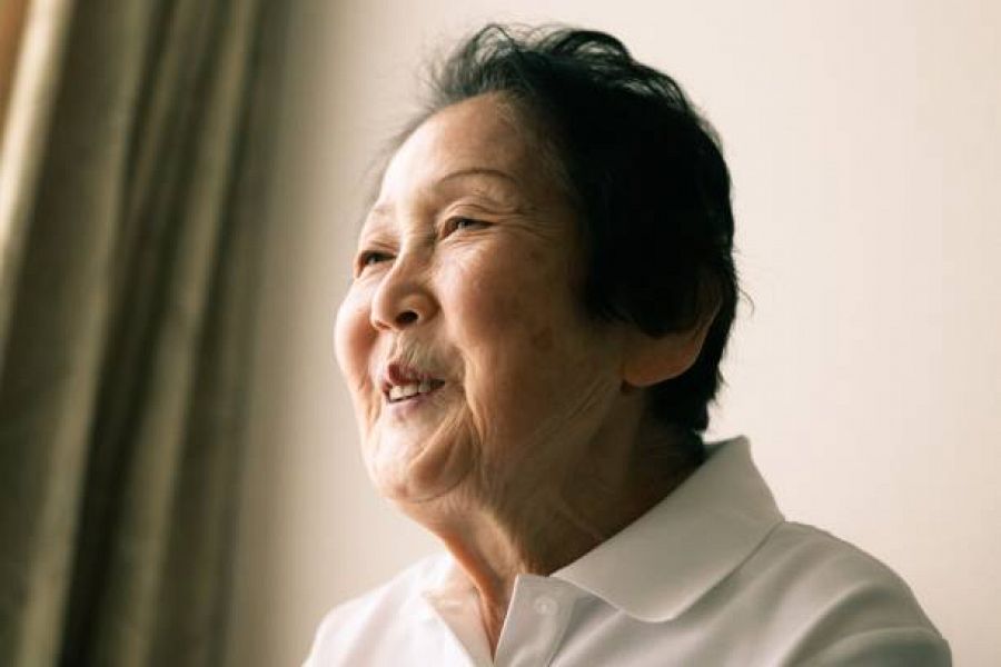 Ser gran com aquesta àvia, amb qualitat de vida, poder caminar i somriure, recordant tants moments viscuts: l'alimentació és en gran part la que fa més longeus els habitants d'Okinawa