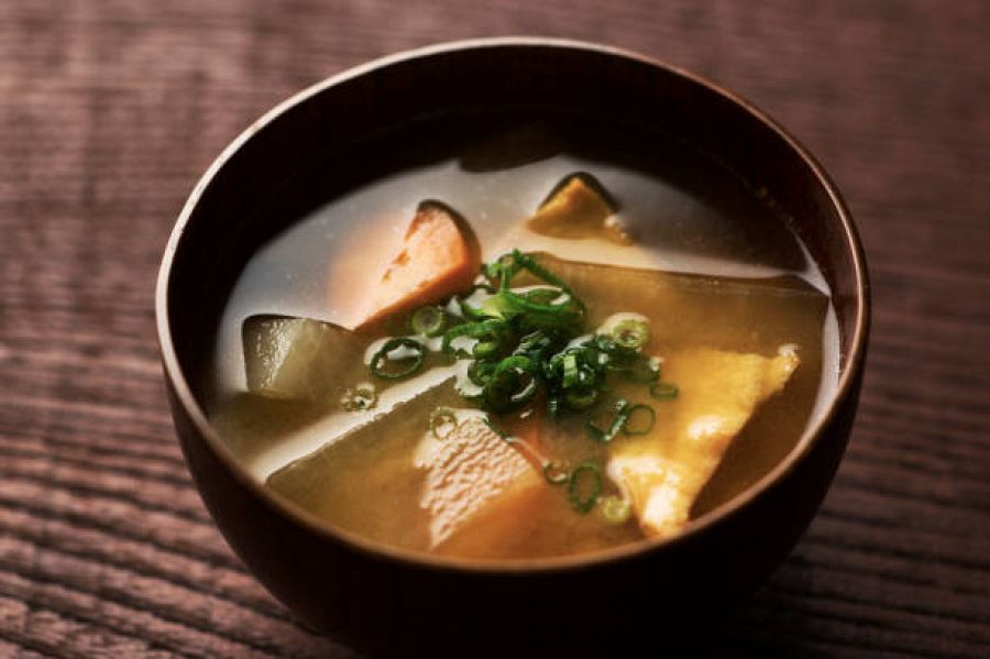 La sopa de miso es menja al Japó a qualsevol àpat, inclús per esmorzar. Porta miso, vegetals i tofu