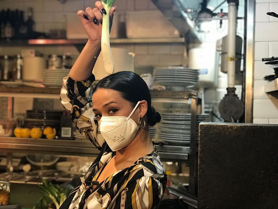 Chanel disfrutando de una calçotada en Aquí la Tierra