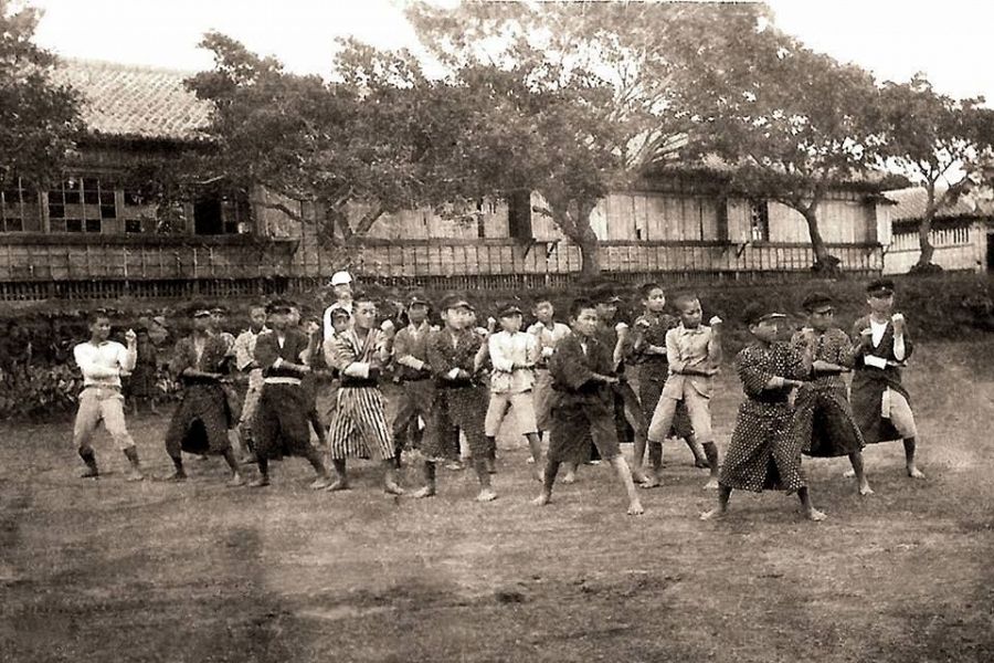 La Ruta de la Seda no portava només mercaderies, també coneixements: com l'artesania i les arts marcials, aquelles caravanes sempre eren portadores de notícies i novetats. El karate va néixer a Okinawa per influència xinesa