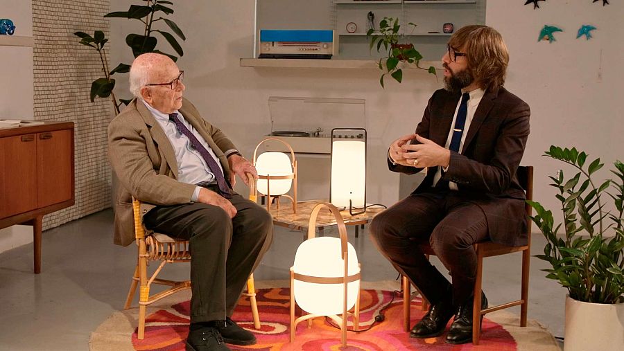 L'Òscar Dalmau i el dissenyador Miguel Milá, durant l'entrevista