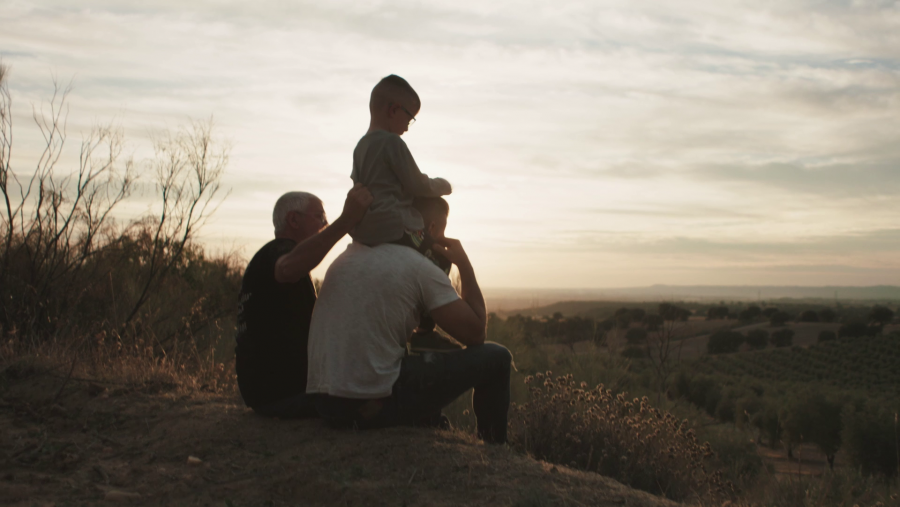 Carlos Maldonado con su padre y su hijo en el documental Raíces