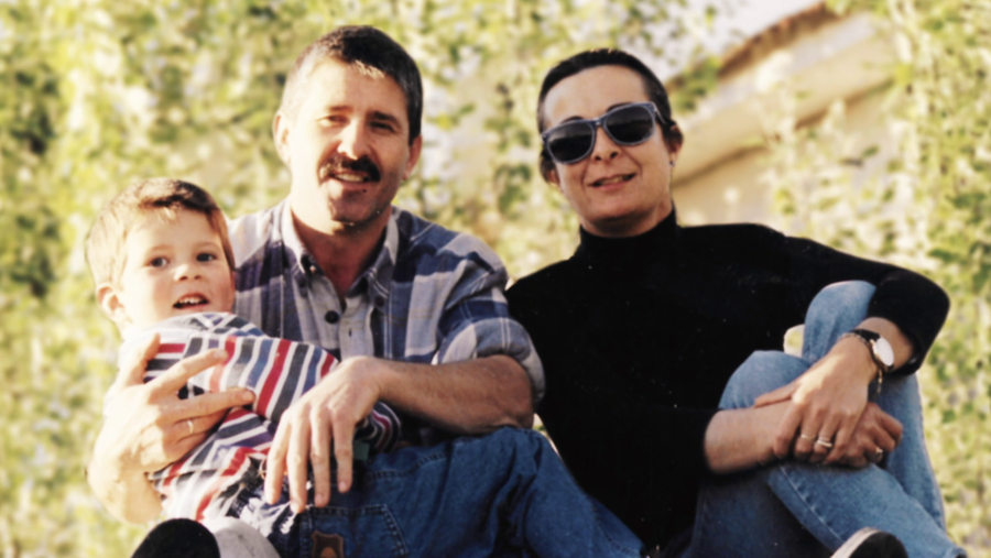 Carlos Maldonado junto a su padre y su madre cuando era niño