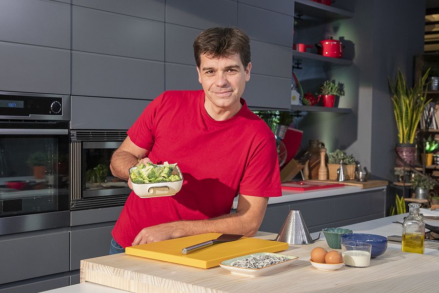 Sergio Fernández cocinando el revuelto de hortalizas con falsos chaquetes crujientes