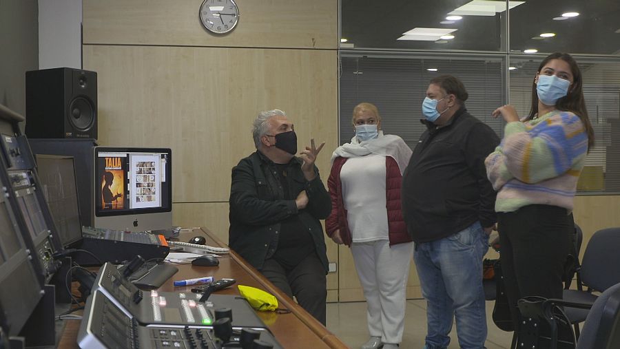 Ina habla con otras tres personas en un estudio de cine sobre un corto de niños tutelados.