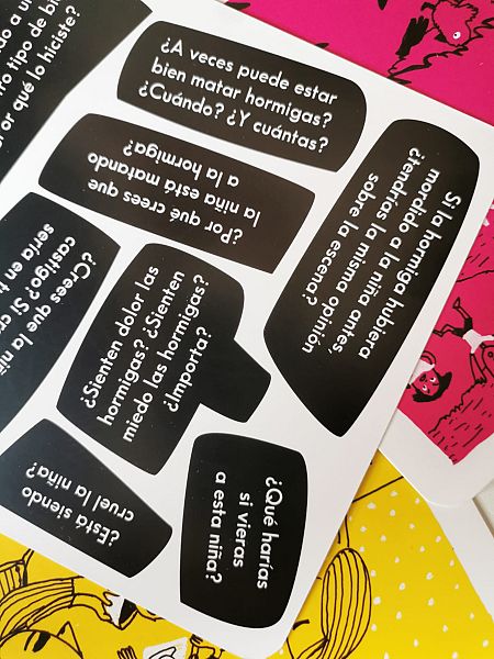 Bocadillos negros con preguntas escritas con letras blancas.