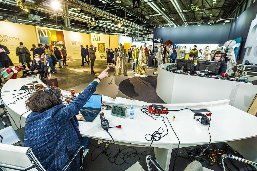 Emisión de un programa de RNE desde el espacio de RTVE en ARCO 2022