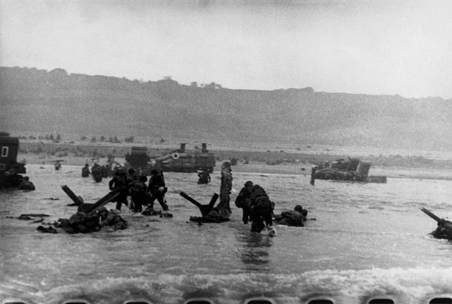 Soldados aliados intentan alcanzar la playa de Normadía, en Francia, durante la Operación Overlord. El lugar y la fecha fueron cuidadosamente guardados en secreto