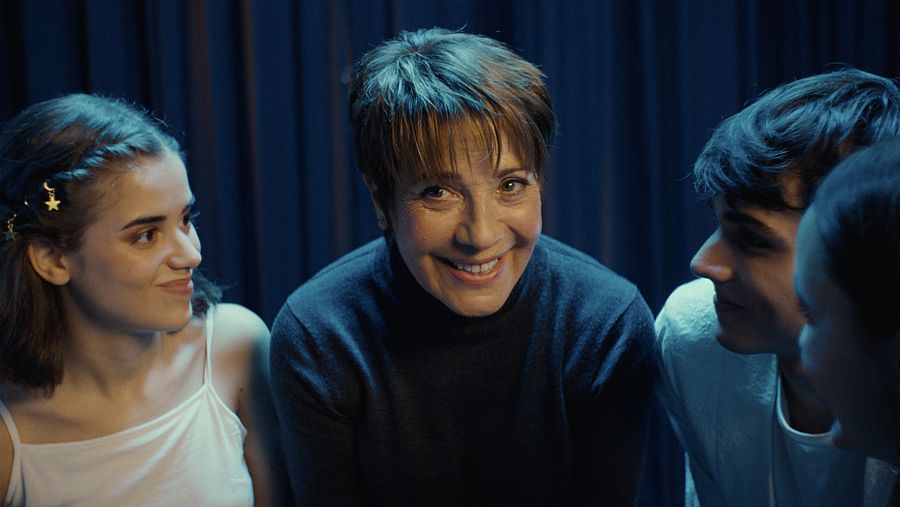 Comedia dramática juvenil, ambientada en una clase de bachillerato escénico