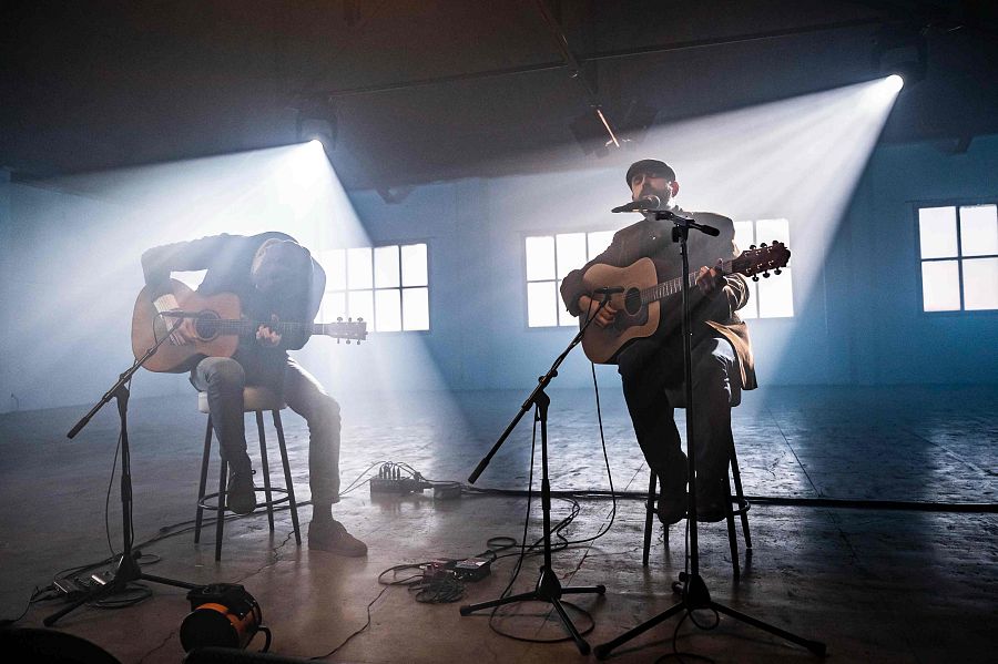 Josele Santiago acompanyat d'un guitarrista en un moment de l'actuació a 'Efecte Collins'