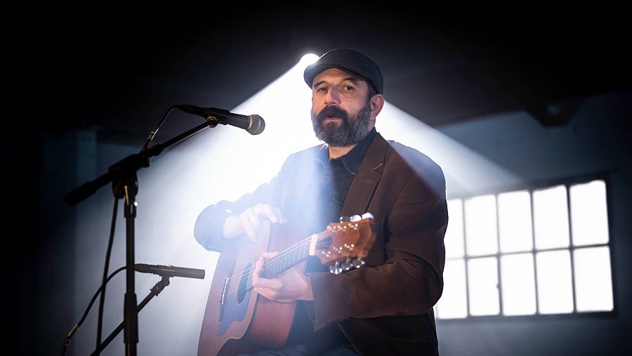 Josele Santiago davant del micròfon a una nau a 'Efecte Collins'