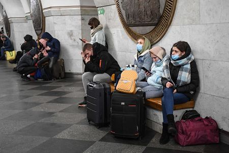 Algunos ciudadanos de Kiev han decidido refugiarse en las estaciones de metro.