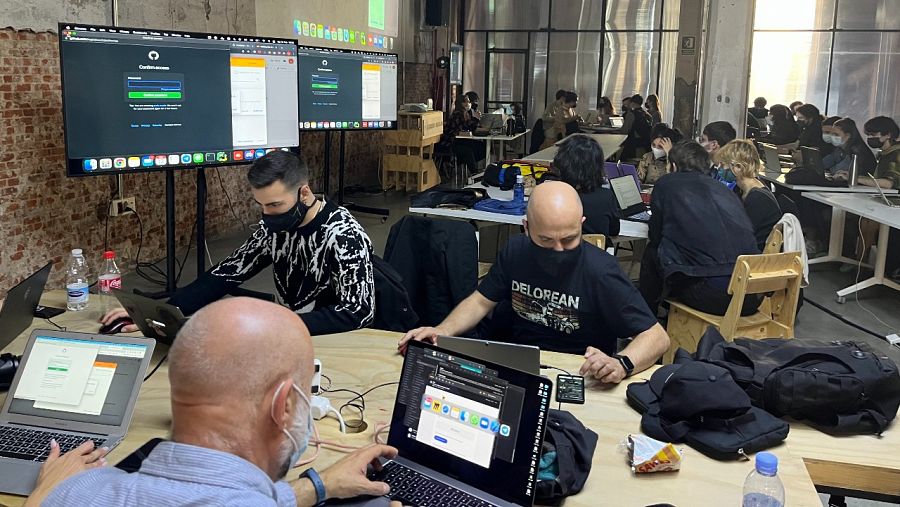 Un grupo de personas trabaja con ordenadores y pantallas en el taller de cine volumétrico.