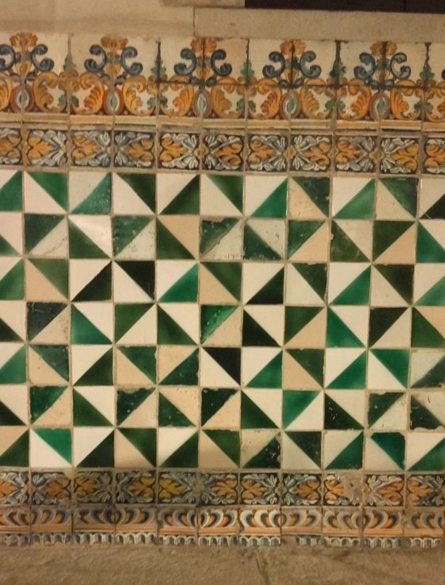 La rajola blanca i verda anomenada de cartabó, típica de Catalunya, les Balears i Mallorca, en una imatge de la Casa de la Convalescència, a Barcelona