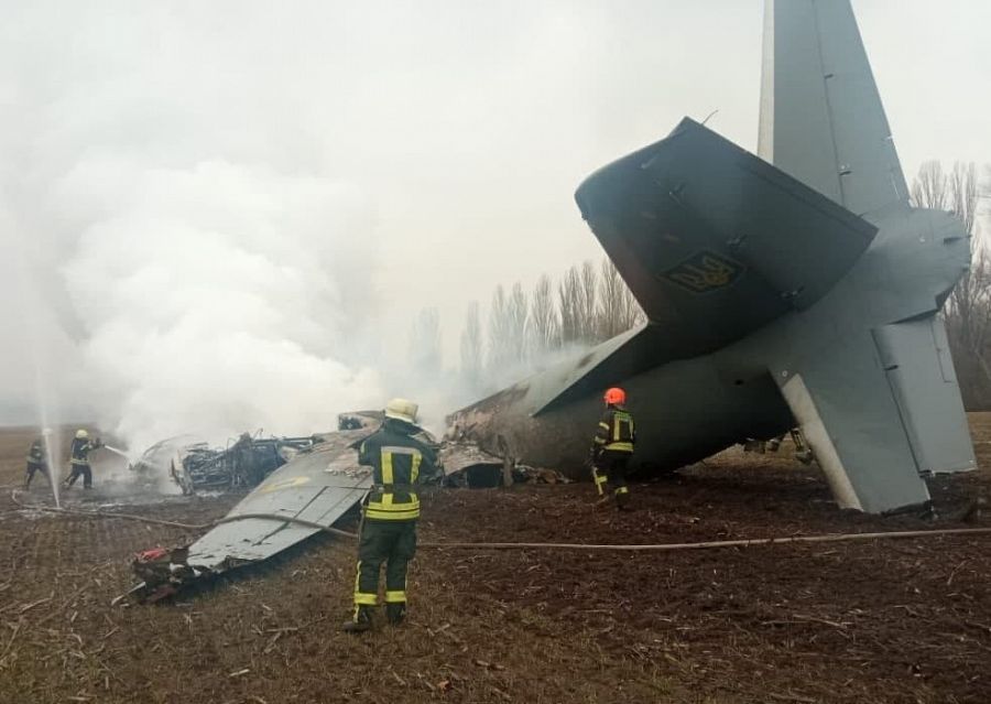 Imagenes de los bomberos de Ucrania de avion militar de transporte estrellado