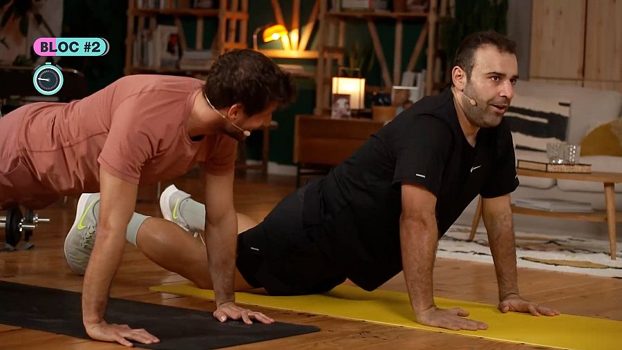 Cesc Escolà i Gerard Romero fent exercicis a sobre d'una màrfega a 'FitMés'