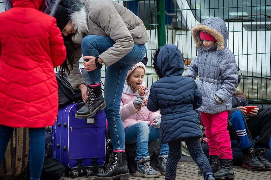 Varios niños ucranianos que han cruzado la frontera con Eslovaquia para huir de la guerra.
