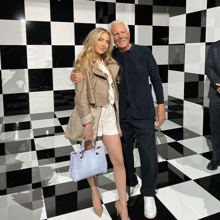 Giorgio Armani viste a Ana Mena