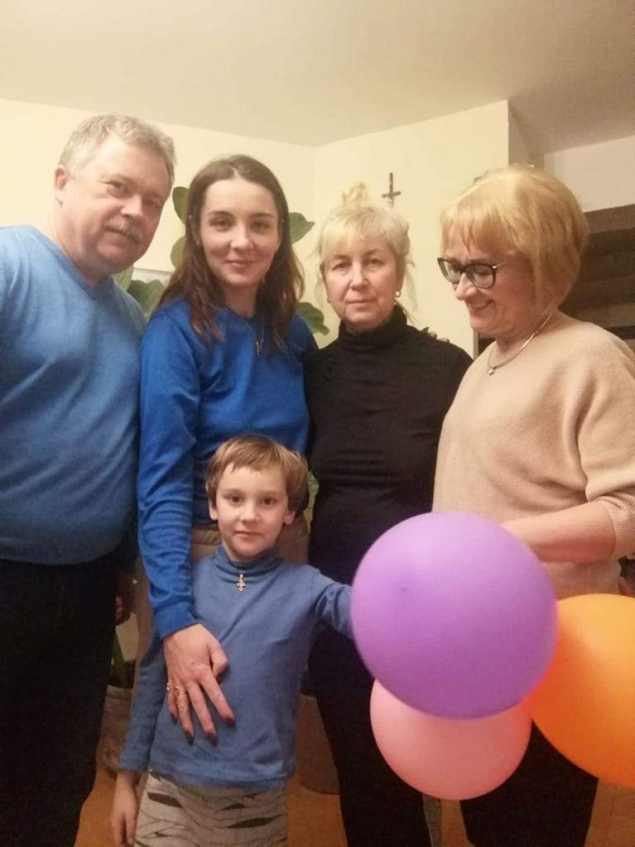 Iryna con la familia polaca que la ha acogido en su casa