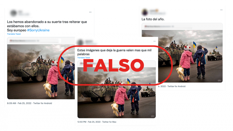 Mensajes de Twitter que comparten una imagen antigua donde se ve como unos niños despiden a unos soldados, con el sello falso
