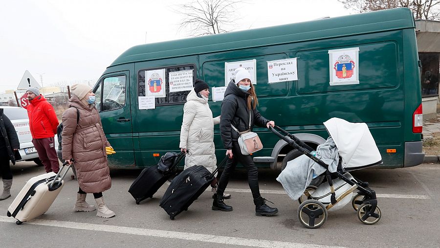 Refugiados ucranianos cruzan el paso fronterizo en Siret, Rumanía
