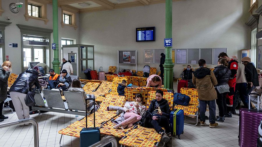 Ciudadanos ucranianos en la estación de tren de Przemysl, en Polonia