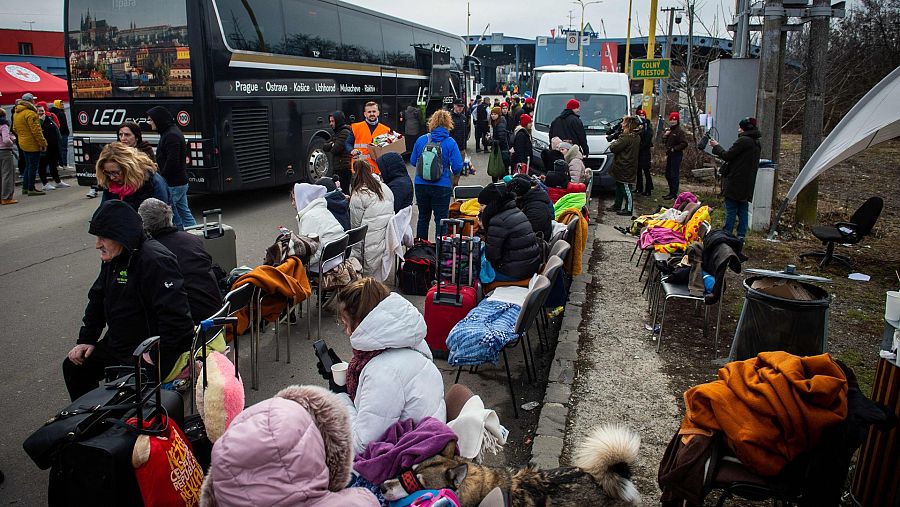Refugiados ucranianos esperan después de cruzar la frontera en el este de Eslovaquia