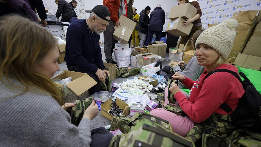 Voluntarios preparan botiquines de primeros auxilios para soldados ucranianos en Dnipro