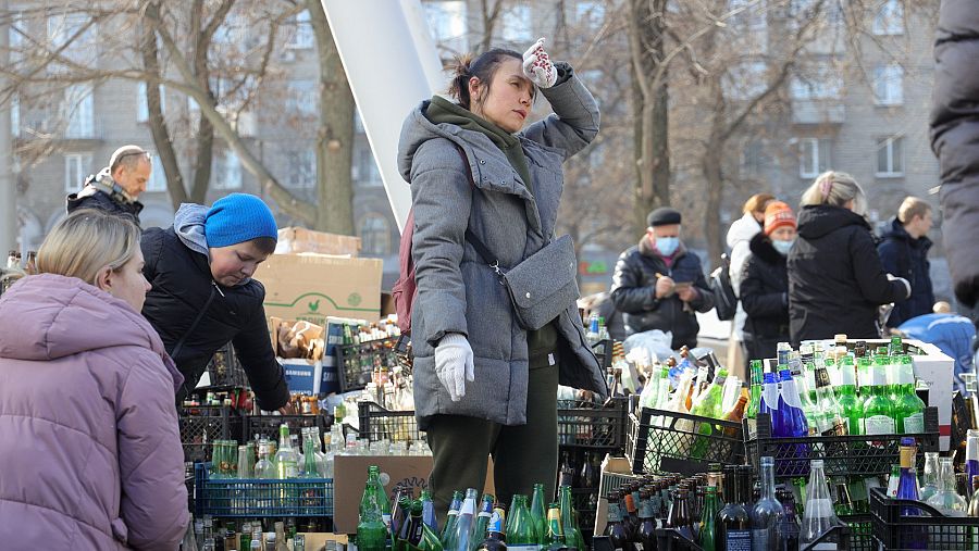 Los ucranianos preparan cócteles molotov en la ciudad de Dnipro