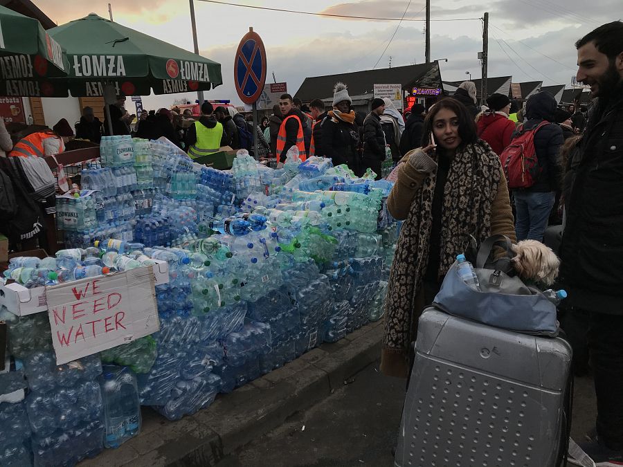 Muchos de los refugiados llegan con sus animales a la frontera con Polonia