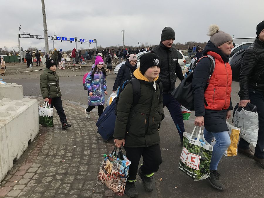 Varios refugiados ucranianos llegan a la frontera de Medyka, en Polonia