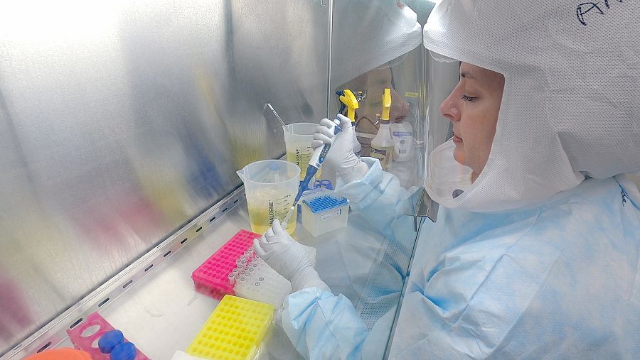 La científica Alyson Kelvin del  laboratorio de biocontención VIDO-Intervac de Canadá