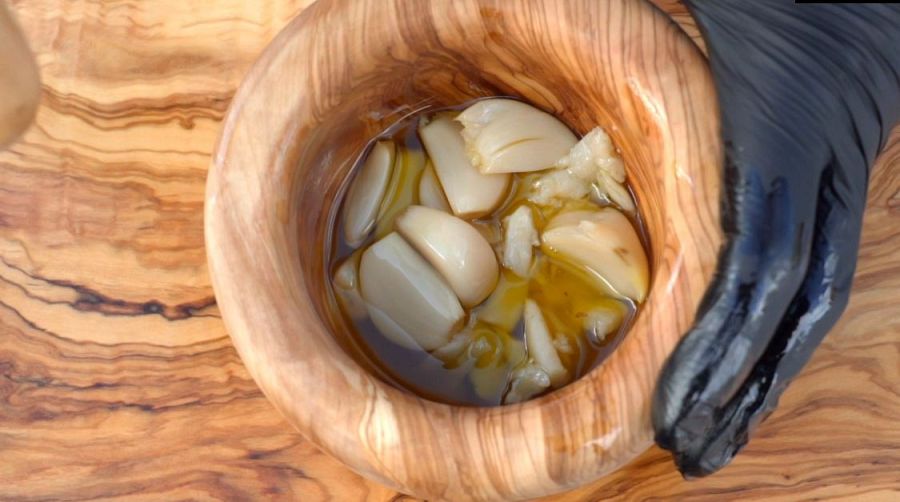 Ajos para preparar la crema confitada