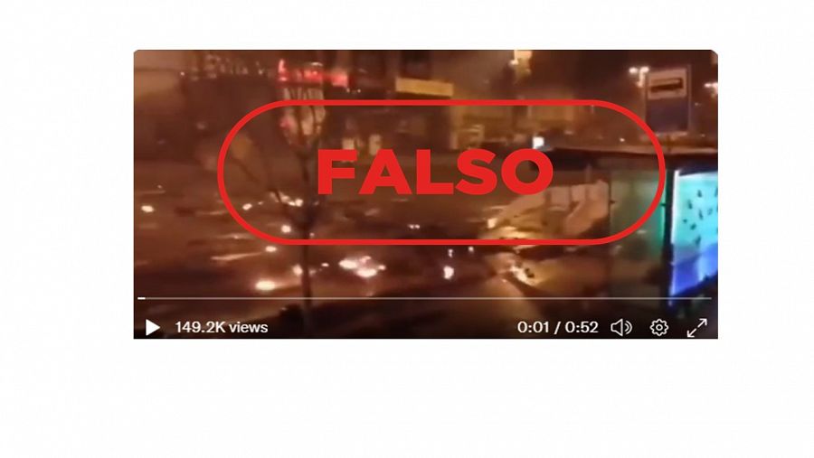 Captura depantalla del vídeo difundido a través de las redes sociales, con el sello de falso en rojo.