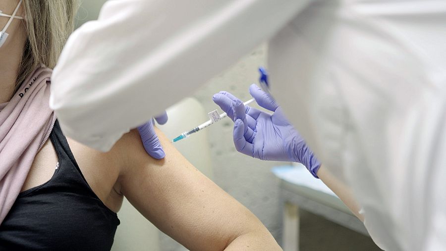 Una mujer recibe la primera vacuna contra el coronavirus