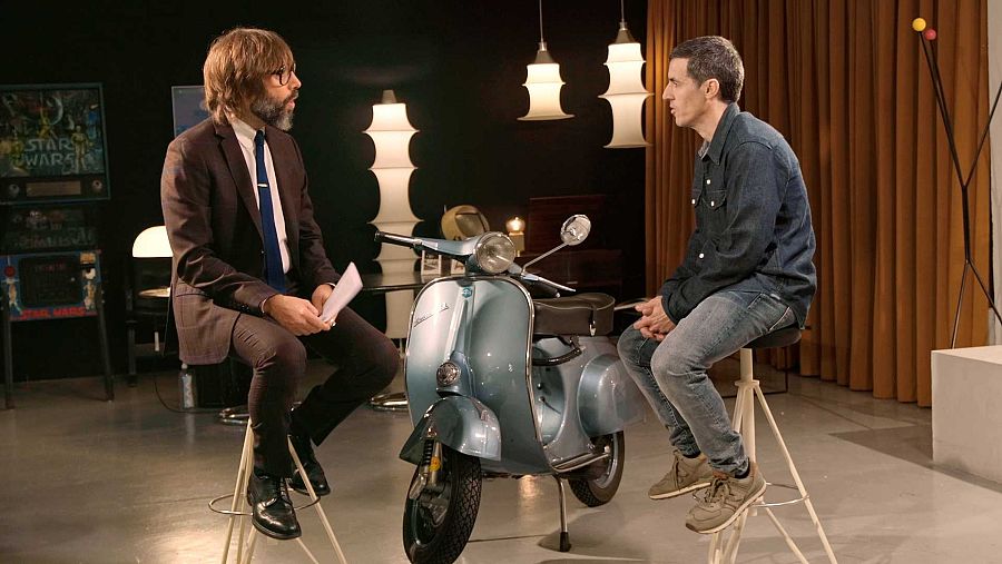 L'Òscar  Dalmau i Ferran Medall, restaurador de motos Vespa històriques