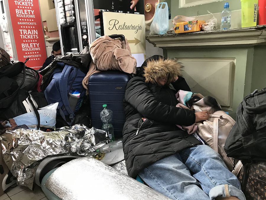 Los refugiados duermen en el suelo a la espera de los trenes