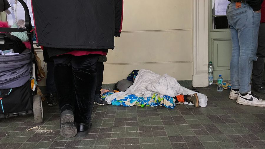 Los más pequeños duermen como pueden en el andén de la estación