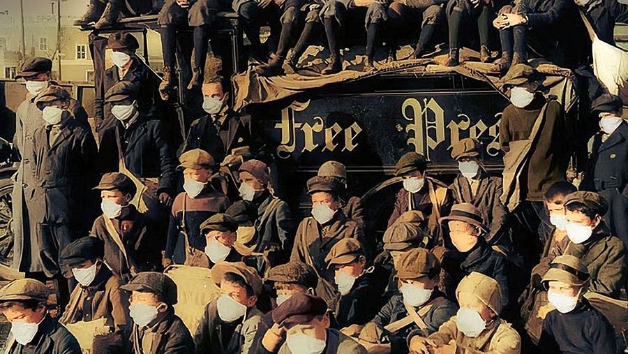 Varios niños y mayores con mascarillas en plena epidemia de la mal llamada 