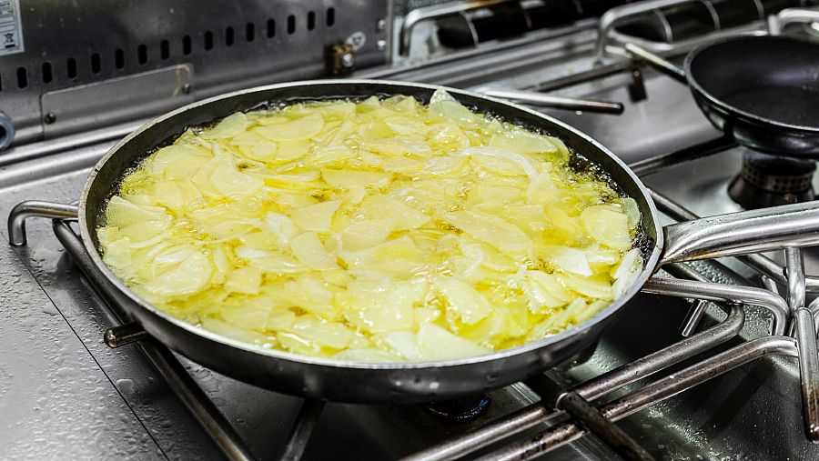 En una sarten se cocinan los elementos básicos para preparar una tortilla de patatas