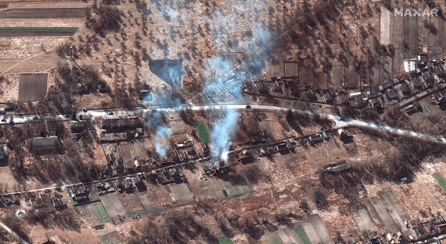 Imagen satelital de Maxar Technologies del convoy militar ruso circulando cerca de Ivankiv en dirección a Kiev el 28 de febrero