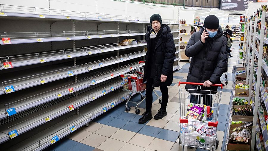 Varios ucranianos compran en una tienda de Kiev, este lunes.