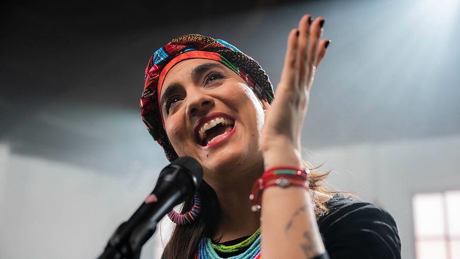 La cantat Marta Goméz en un moment de l'actuació amb el micro davant