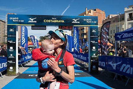 Anna Comet con su hijo Gil tras ganar el Trail de Costabrava.
