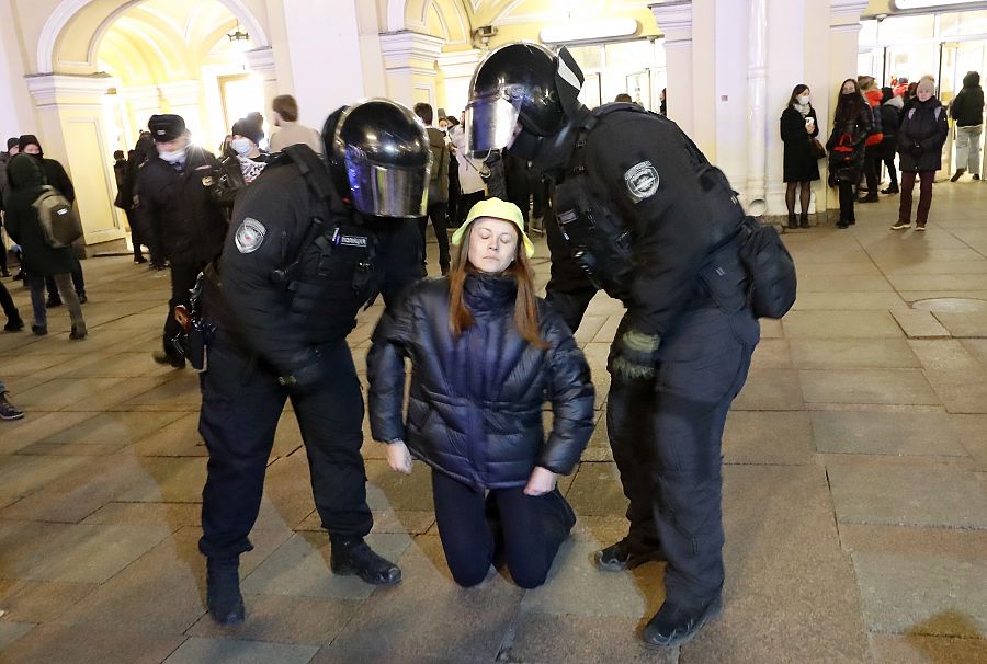 La policía rusa detiene a una manifestante durante una protesta contra la entrada de tropas rusas en Ucrania, en San Petersburgo, Rusia, este martes. 