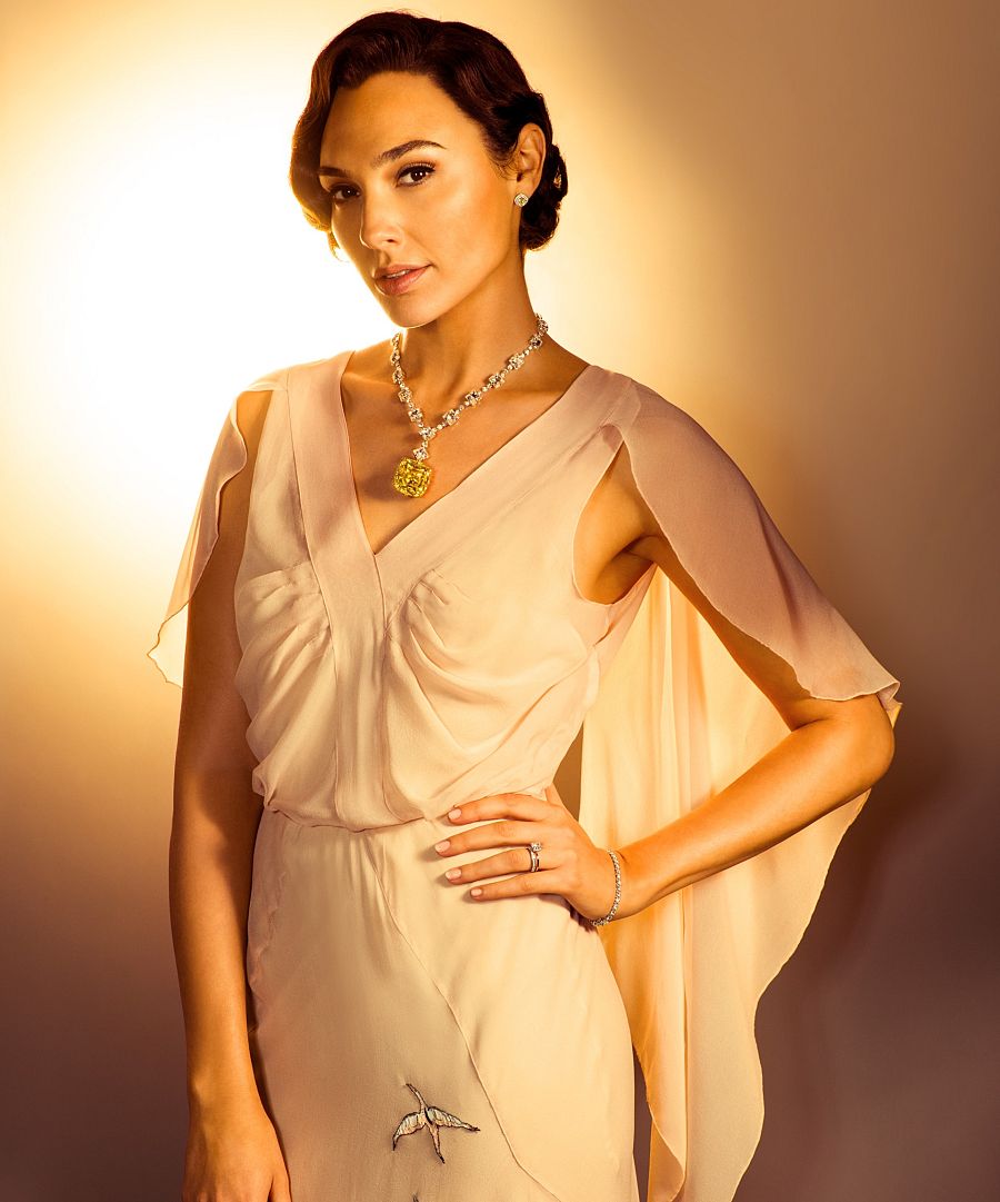 El vestuario nos traslada a 1930 recreando muchos de los lugares que inspiraron en thriller de la alta sociedad que escribió Agatha Christie