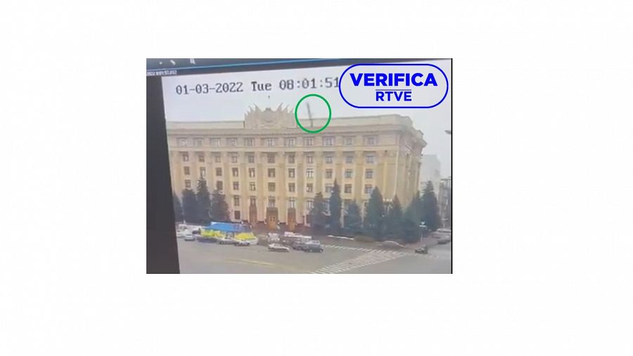 Fotograma del vídeo verificado en el que se aprecia el misil en el tejado del edificio con el sello: VerificaRTVE