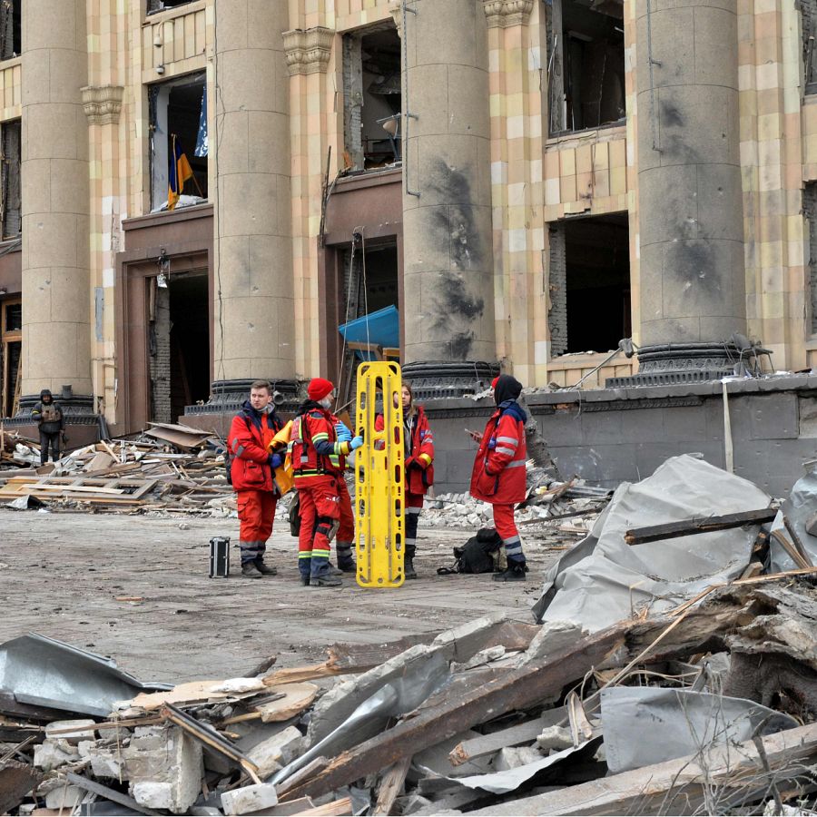 Médicos frente al dañado ayuntamiento de Járkov, en Ucrania