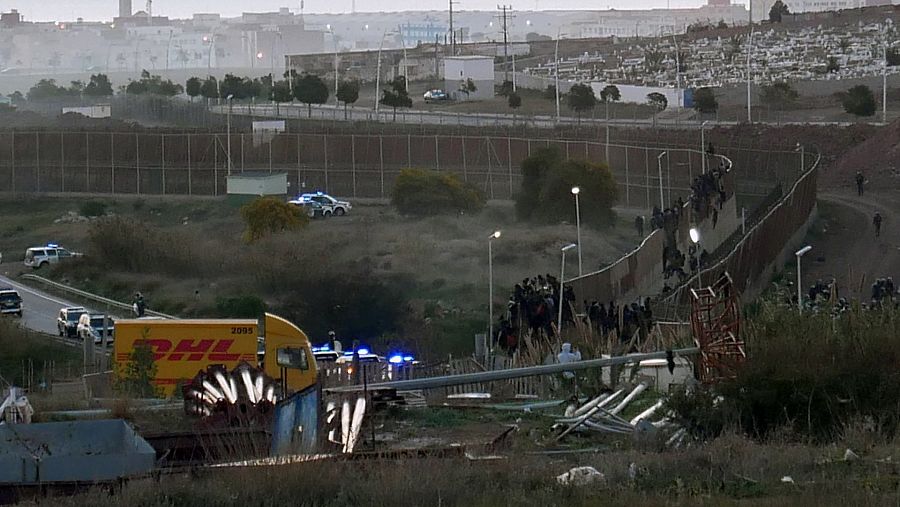 Decenas de migrantes han saltado la valla fronteriza de la ciudad española de Melilla con Marruecos